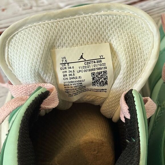 Nike Air Jordan 1 Dutch Green and Pink Mid Sneakers Size 7.5 - Picture 8 of 9